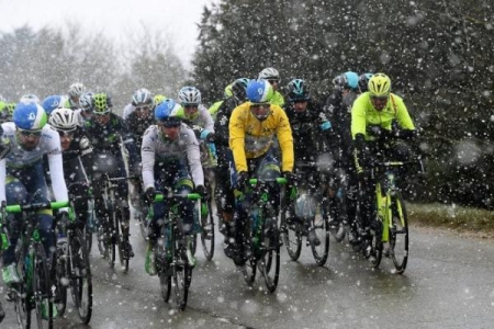 Третий этап велогонки Париж-Ницца прерван из-за снегопада и гололеда