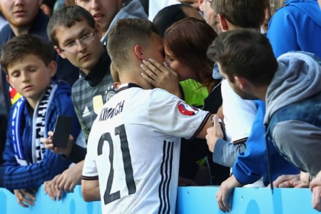Горячие поцелуи на трибунах Евро-2016(ФОТО)