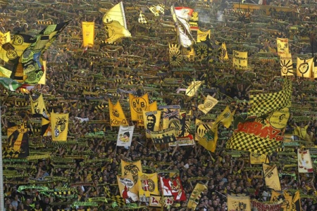 Фанаты дортмундской «Боруссии» украли баннер «Шальке» и вывесили его на игре