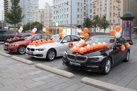 Клиенты БК «Лига Ставок» получили ключи от трех BMW