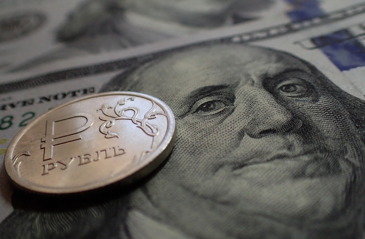 Букмекеры считают, что курс доллара не поднимется выше 82 рублей