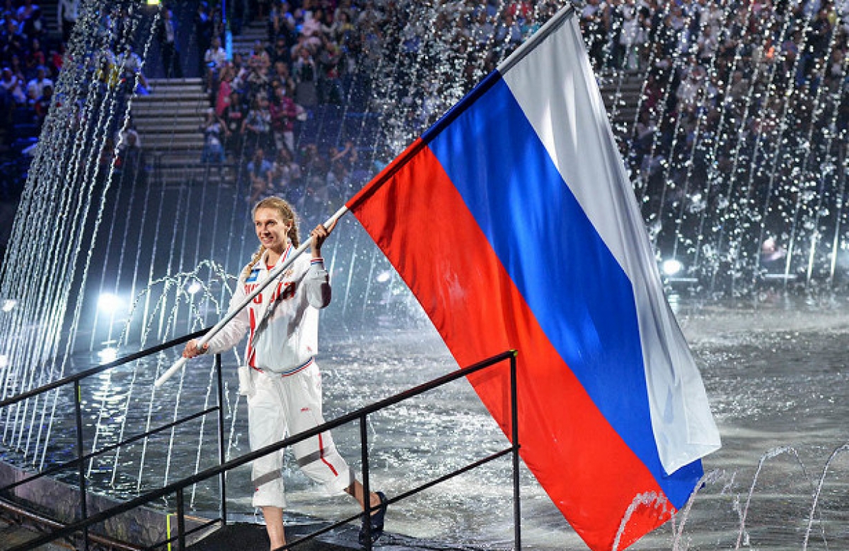 Церемония открытия соревнований. Российские спортсмены на Олимпийских играх. Спортсмен с флагом. Спортсмен с российским флагом. Флаг России на Олимпиаде.