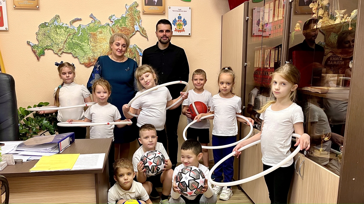 Букмекер BetBoom подарил новый спортивный инвентарь школе из Краснодара