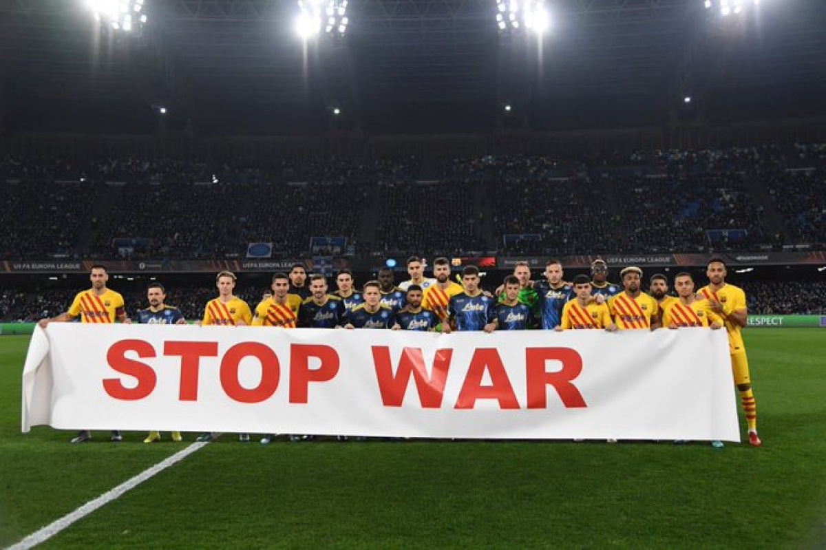 «Барселона» и «Наполи» вышли на матч Лиги Европы с баннером «Остановите войну»