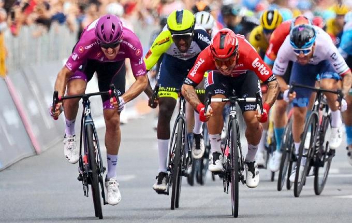 Арно Демар выиграл 6-й этап Джиро д`Италия-2022. Победителя определил фотофиниш