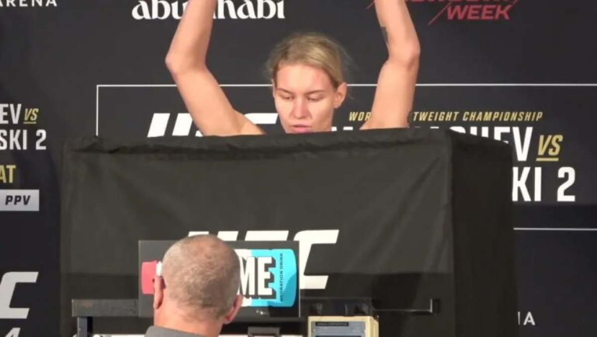 Виктория Дудакова разделась догола на взвешивании перед UFC 294